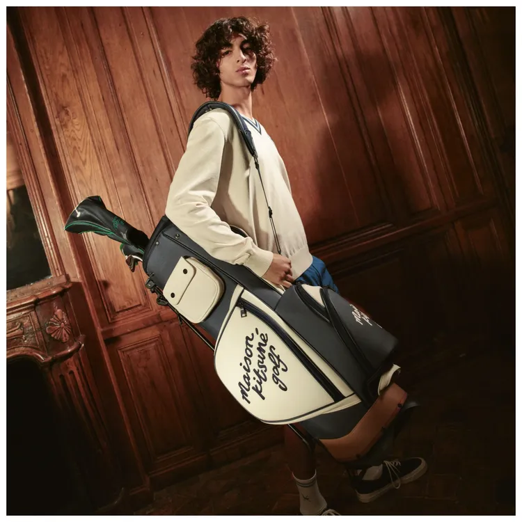 海軍藍草寫LOGO球具背袋，4萬7680元。品牌提供