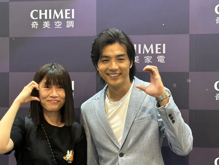 賀軍翔（右）和粉絲合照。趙大智攝