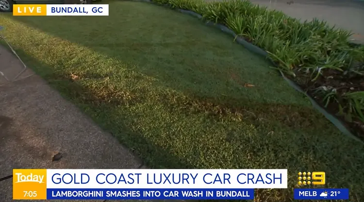 車輪胎壓過草皮。9 NEWS