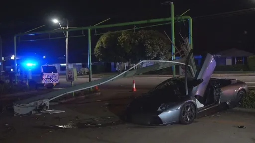 白洗了...2千萬跑車才開出洗車場 一腳踩錯撞爛電線桿