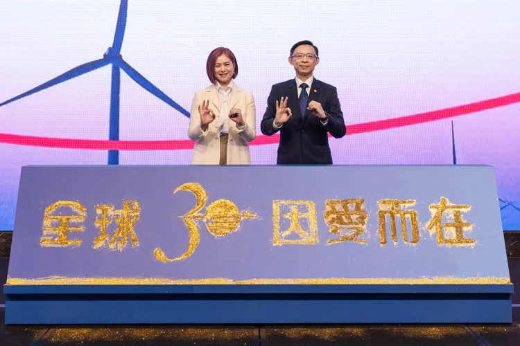 全球人壽董事長林文惠(左)偕同總經理馬君碩(右)，宣告全球人壽今年正式提交SBTi科學基礎減碳承諾書，設定4.2%的營運減碳目標。業者提供