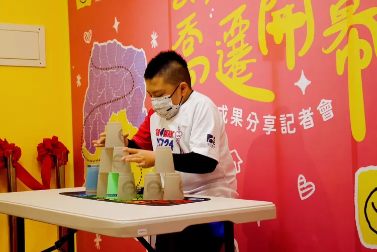 總統教育獎得主陳懷恩表演疊杯秀。基金會提供