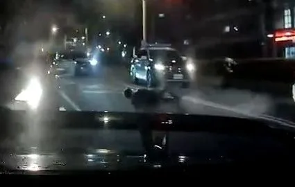 倒地警員持續開槍還擊。翻攝畫面