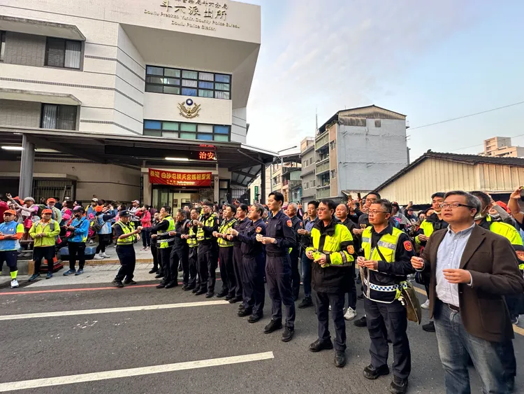 斗六警分局長黃念生率領官警迎接白沙屯媽祖。民眾提供