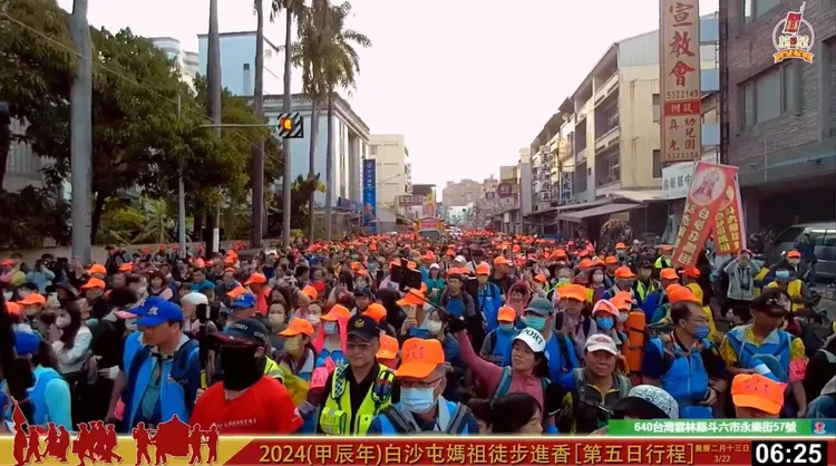 白沙屯媽祖行經斗六市文化路的盛況。民眾提供