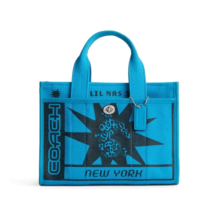 COACH CARGO TOTE 26 托特包，免稅價新台幣8400元。昇恆昌免稅商店提供