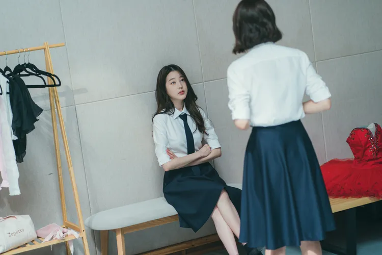 張多雅（左）把表面上是優雅學生，人後卻霸凌同學的腹黑角色演得絲絲入扣。翻攝friDay影音