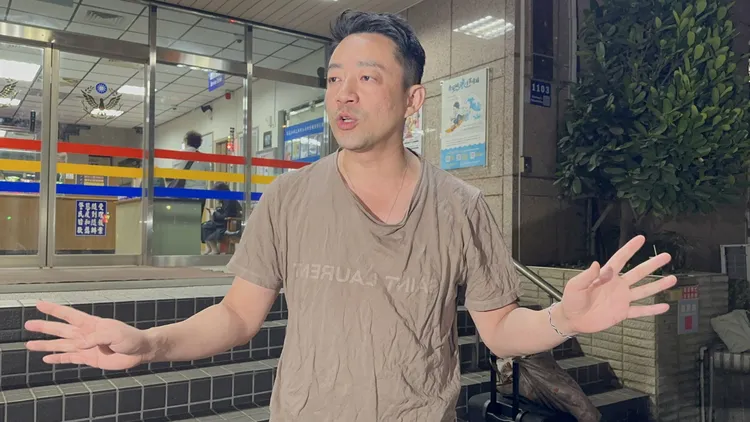 汪小菲在派出所門口，對媒體表示要實名舉報大小S。特勤中心攝