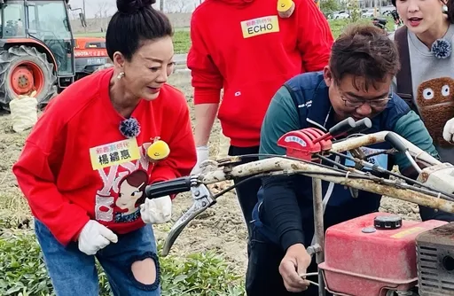 楊繡惠（左）弄壞除藤機，嚇得問職人：「這樣我要嫁給你嗎？」民視提供