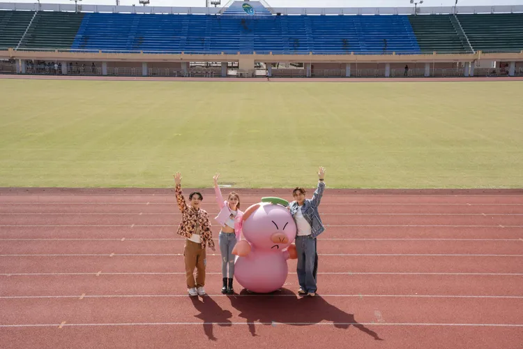 告五人與吉祥物到演唱會地點場勘。相信音樂提供