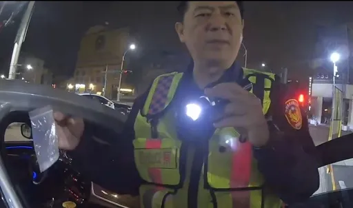 駕車直上人行道!男子精神恍惚 警盤查發現毒品送辦