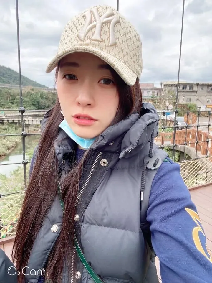 林女裝扮成清新甜美的女大學生模樣。資料照片