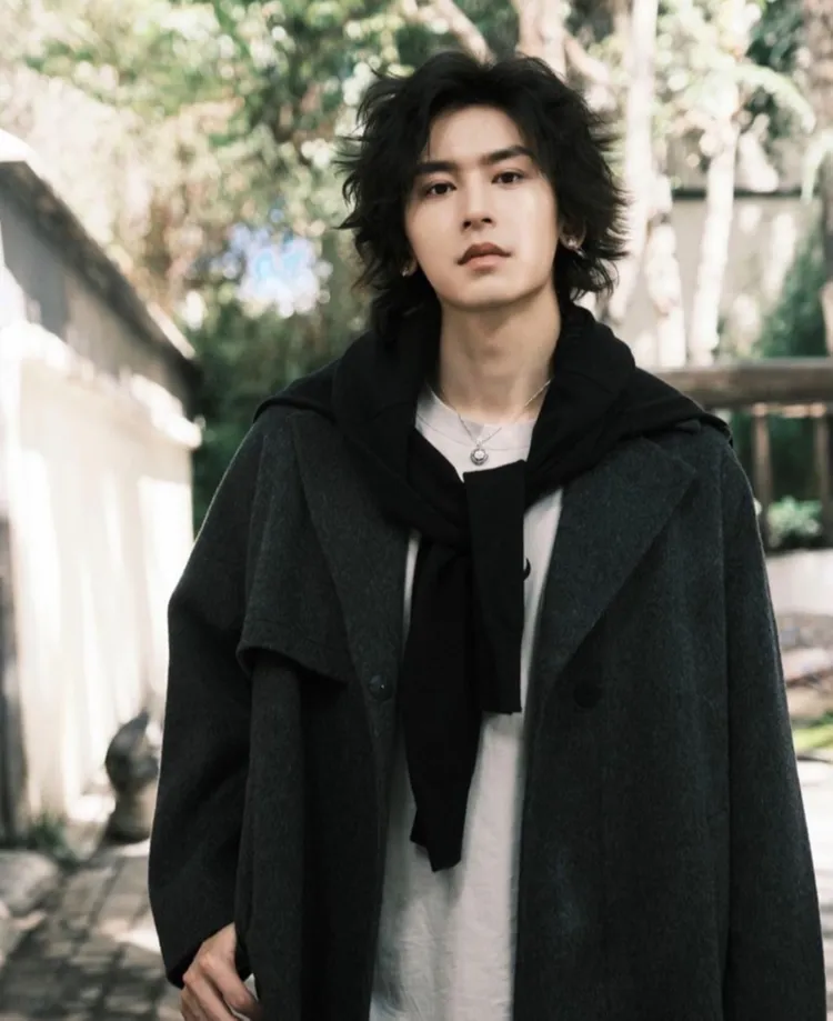 張哲瀚出版寫真書，未親自宣傳，獲知捷報，意外又開心。ShaShin / 張哲瀚IG提供