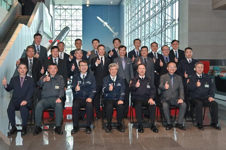 陳建仁參觀中科院研發展示館。政院提供