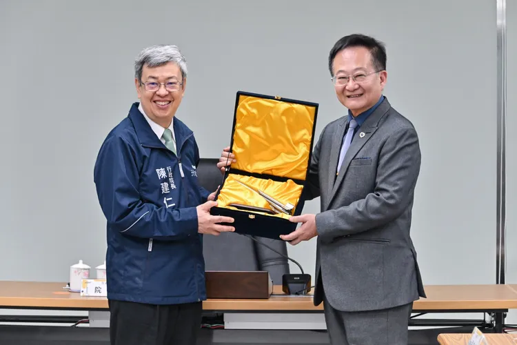 陳建仁接受中科院長張忠誠致贈雄三飛彈模型。政院提供