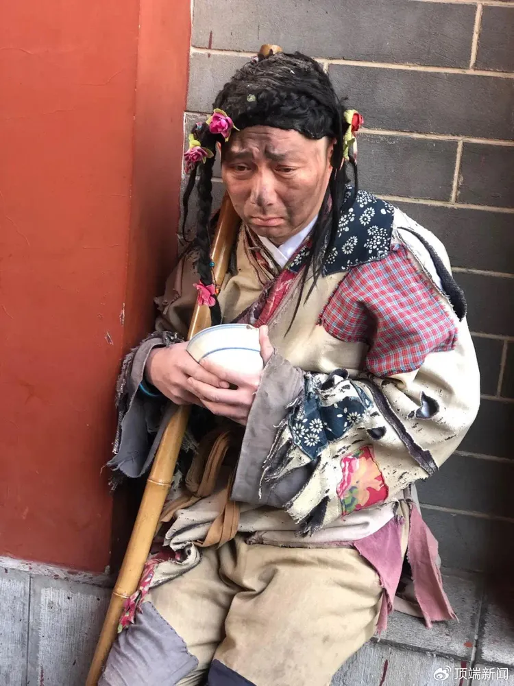 李金剛扮演的乞丐維妙維肖。取自《頂端新聞》