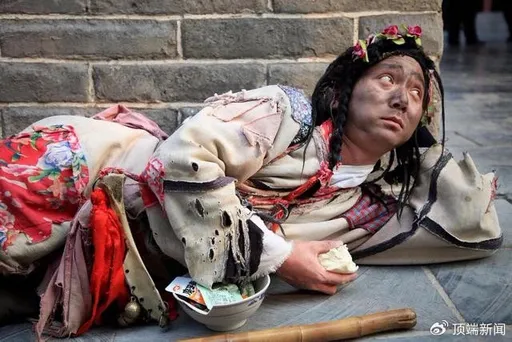 「頂流乞丐」超爽的！他行乞12年月收7萬　網傻眼：好像還胖了