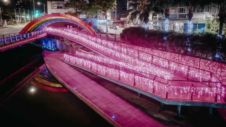 來中港河廊賞光雕讓愛升溫，展期加碼一周，延長至3月31日。水利局提供