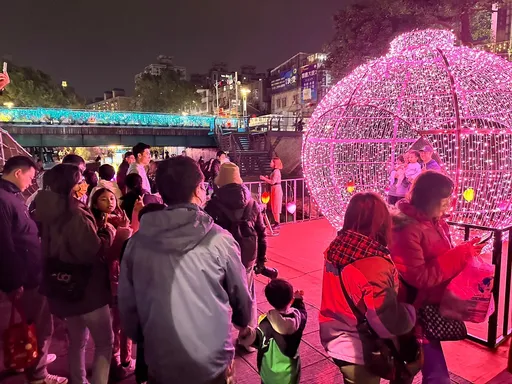 如夢似幻好評不斷! 新莊中港河廊光雕展延長至3/31