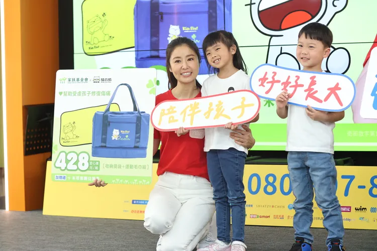 林心如（左）和小朋友互動。攝影中心攝