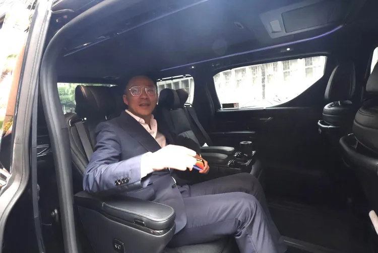 汪小菲開完庭搭車離去。彭欣偉攝