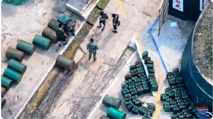 中國空拍機清楚錄下我士兵運補卸載工作。截自YT／研究星星二十年