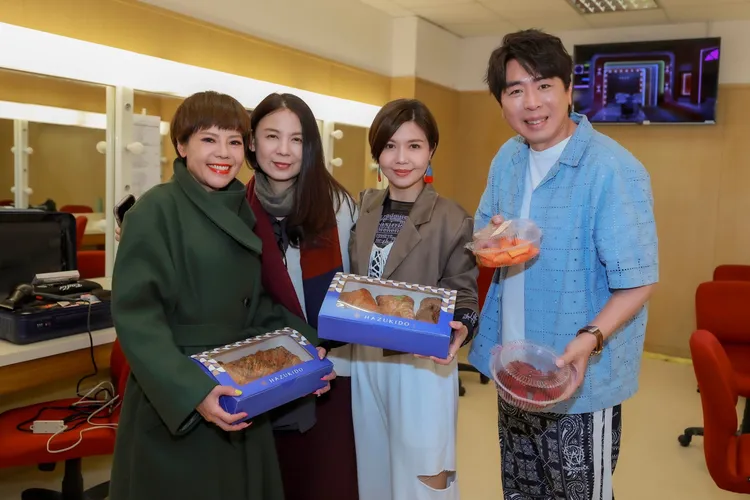 錦雯（左起）、于子育和梁赫群同台。民視提供