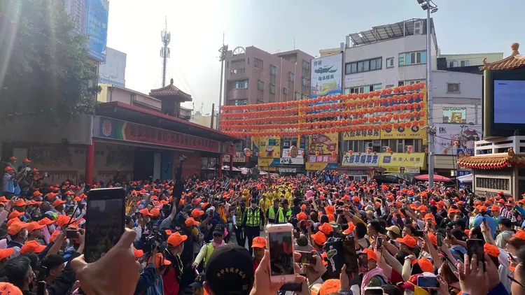 白沙屯媽祖駐駕大甲鎮瀾宮，信徒擠滿鎮瀾宮廣場。翻攝白沙屯拱天宮臉書