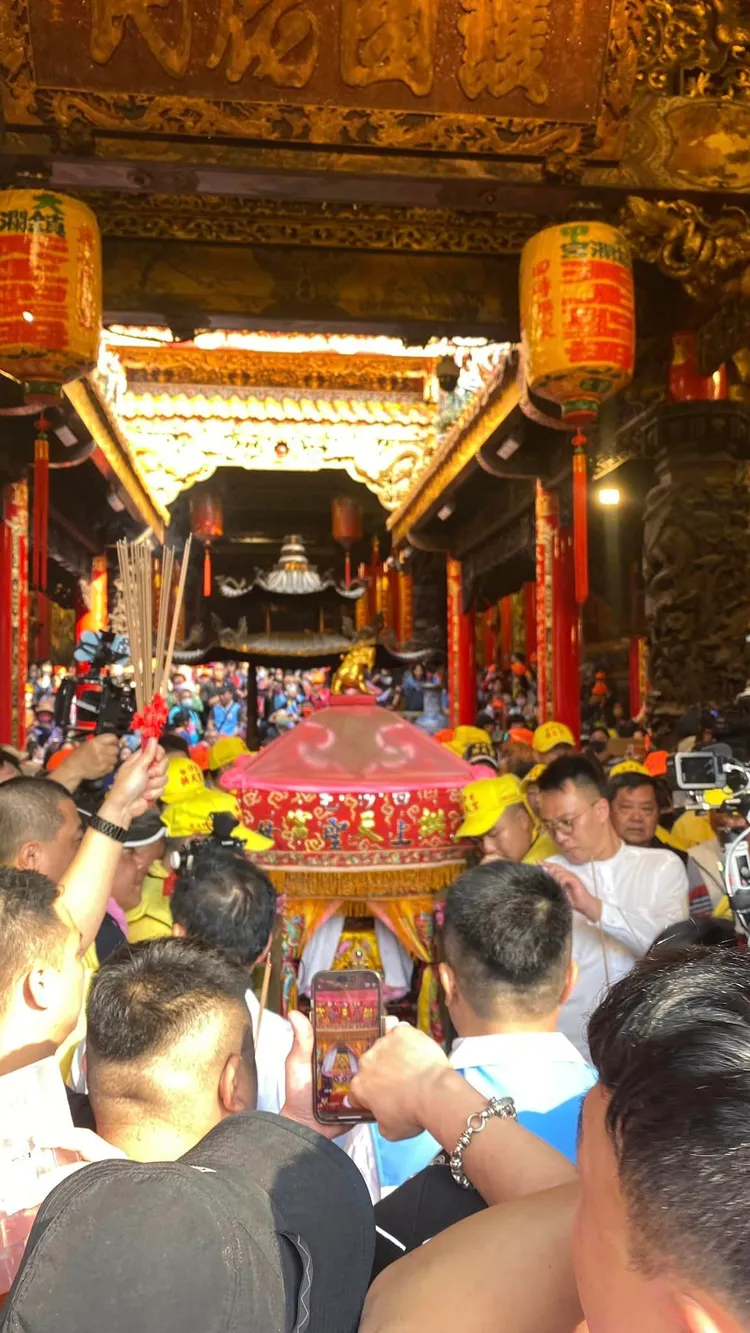 白沙屯媽祖神轎在信徒簇擁下進入大甲鎮瀾宮駐駕。翻攝白沙屯拱天宮臉書