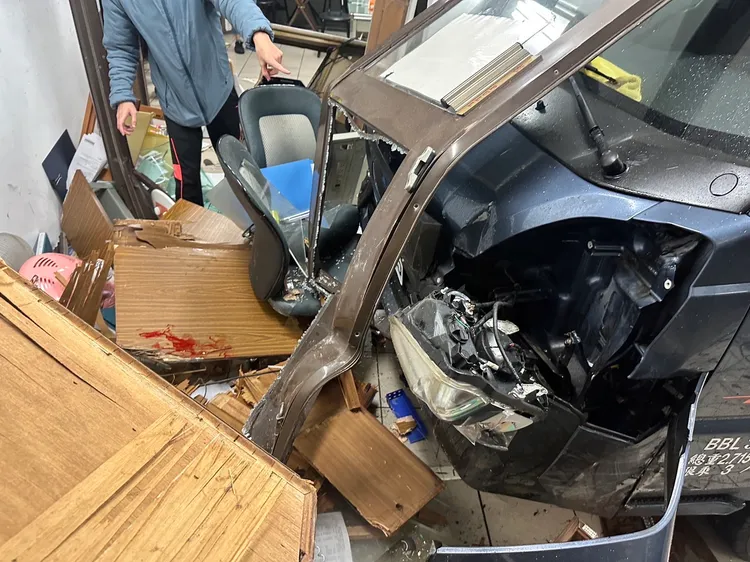 八堵派出所值班台一片狼藉。翻攝畫面