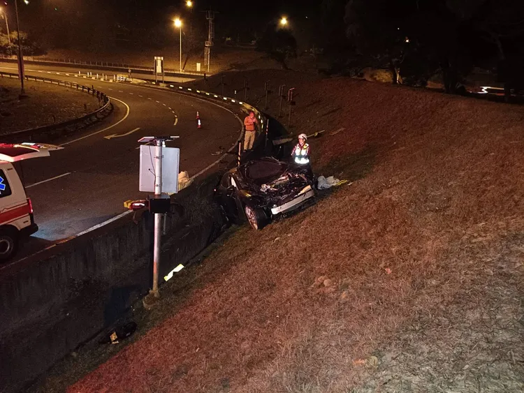 保時捷衝出邊坡。讀者提供