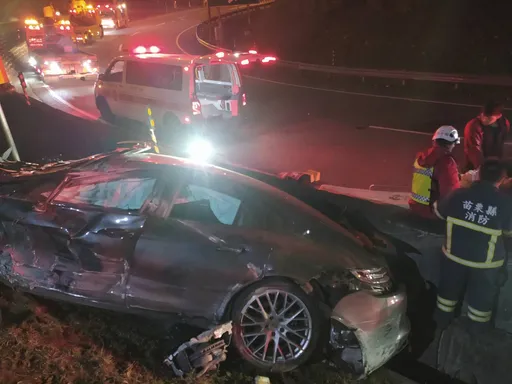 保時捷下交流道失控撞護欄衝出邊坡 整輛車撞爛!24歲駕駛昏迷
