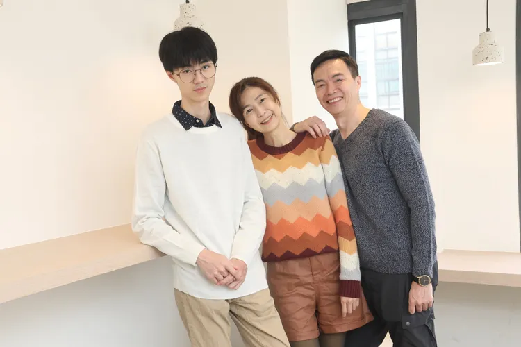 吳迪（左起）像媽媽，老爸吳鈴山欣然接受。