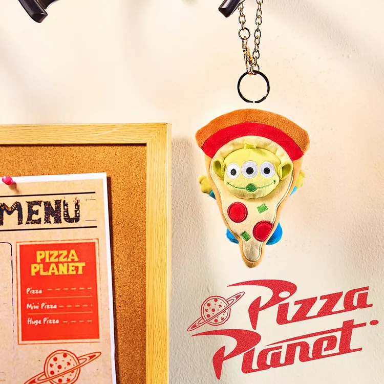 《玩具總動員》披薩星球三眼怪絨毛玩偶鑰匙圈。業者提供