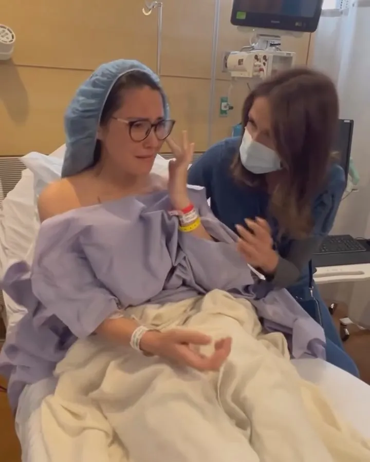 奧莉薇亞穆恩接受治療，淚謝醫護人員。翻攝自IG Oliviamunn