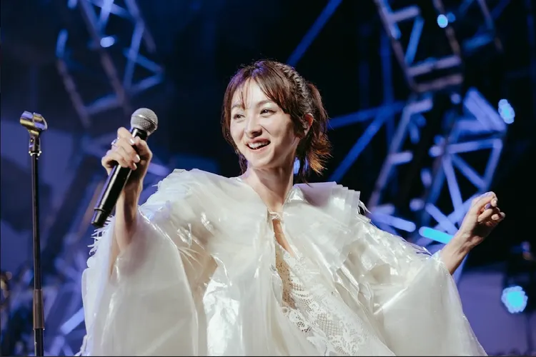 滿島光特別飛來台灣。滿島光特別選唱王菲的歌曲。出日音樂提供