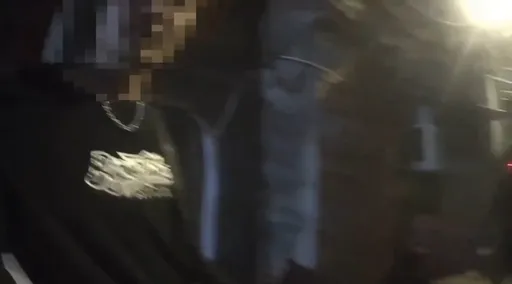 他「開死人車」遭警攔！下車狂跑丟這東西　勇警暗夜爬屋瓦找到啦