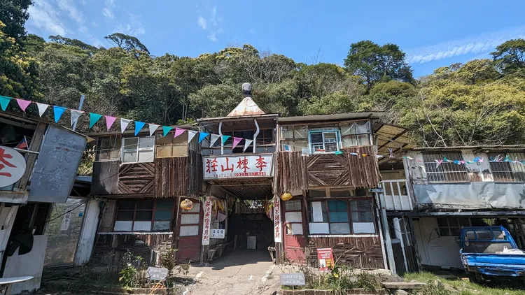 網友目擊巨量馬陸地點，位於李棟山莊附近。翻攝自臉書「肉腳登山隊」