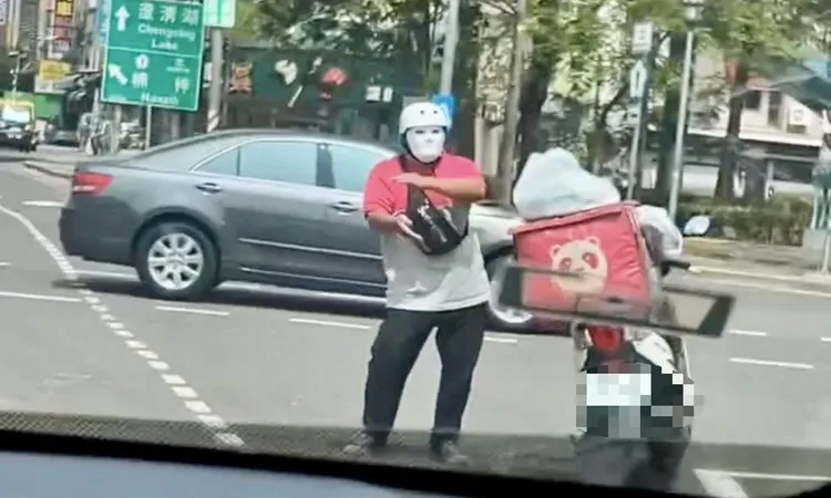 外送員下車跳舞將近1分鐘。讀者提供