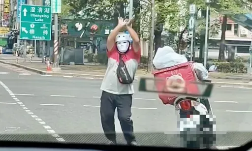 奇葩片|棉花糖外送員等紅燈竟大跳科目三 警方也看不下去!開罰了