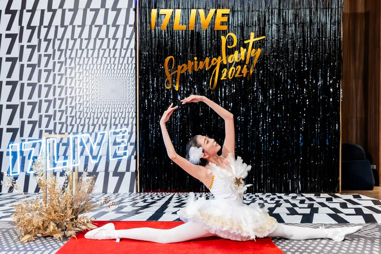 從小學芭蕾的主播「欣霈」則重現為《黑天鵝》電影中的白天鵝一角。