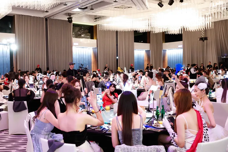 250位17LIVE超人氣主播齊聚一堂，各個爭奇鬥豔，精心打扮成中西經典名人。