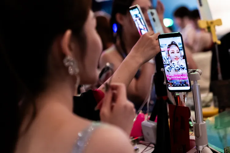 17LIVE本次春酒主題「重返經典派對」邀請250位超人氣主播齊聚一堂，各個爭奇鬥豔，精心打扮成中西經典名人。