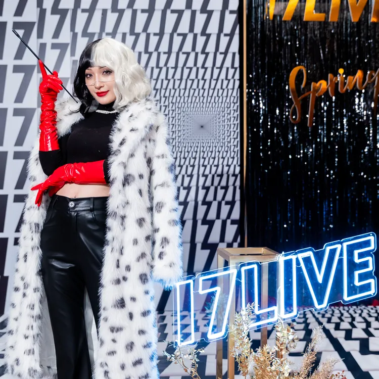 化身為時尚惡女庫伊拉的「黛爺Nabee」興奮的說，為了追求百分之百相似度，不惜花了半個月時間找道具及治裝。