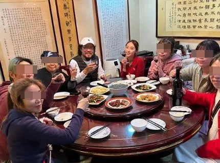 「最好公公」張菲幫媳婦準備一桌菜招待親家 意外讓豪宅布置曝光