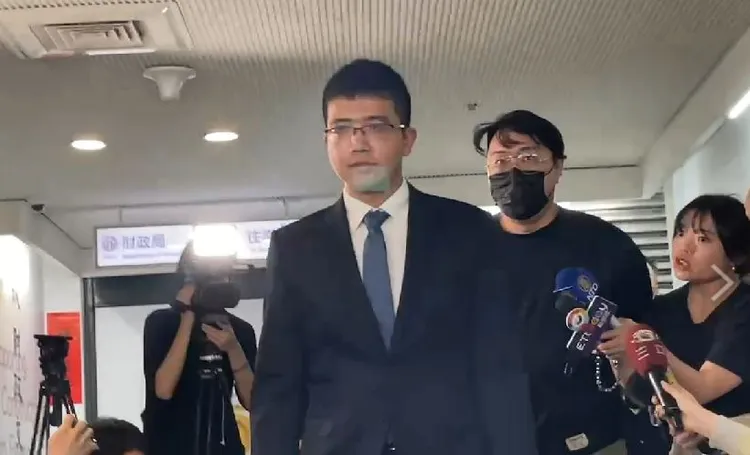 寶林茶室執行長黎仿軒（右2戴黑色口罩）與王姓律師（左）出席北市法務局調查會議。記者葉家瑋攝