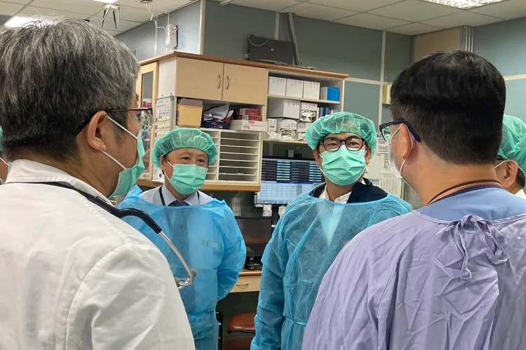 陳其邁了解傷患狀況。市府提供