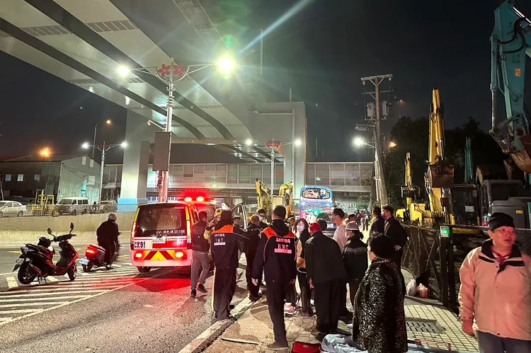 市府啓動大量傷患應變機制緊急送傷者就醫，並安撫乘客。市府提供