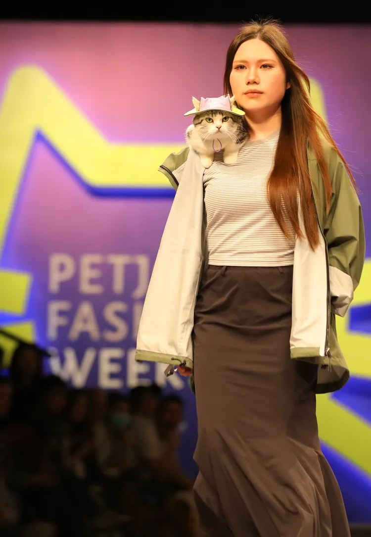 「寵愛嘉年華（PETJOY）暨上海寵物時裝周」今天有多場寵物走秀。新華社