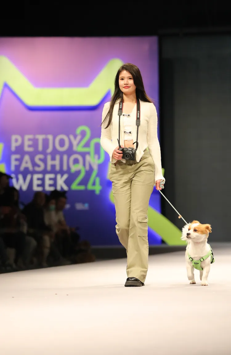 「寵愛嘉年華（PETJOY）暨上海寵物時裝周」今天有多場寵物走秀。新華社